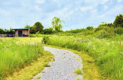 Paulton Cabin | Paulton - Sleeps 2 - Petfriendly - Hottub - Garden