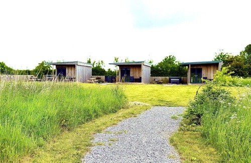 Paulton Cabin | Paulton - Sleeps 2 - Petfriendly - Hottub - Garden