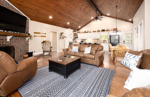Grant Cabin | Paw Paw's Fish Tales Cabin on Lake Guntersville with 2 slip Boat Dock