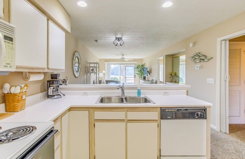 Pawleys Island Condo | Pawleys Island Condo w/Screened Porch + Golfing!