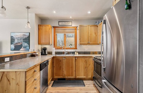 East Kootenay Apartment | Paws & Peaks | Hot Tub | Games Room | Central