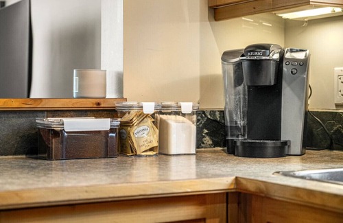 East Kootenay Apartment | Paws & Peaks | Hot Tub | Games Room | Central