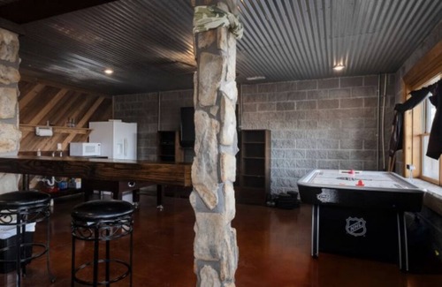 Tuscumbia House | Peace on Earth-4,000’ Log Cabin,210 acres,Jacuzzi & Game Room