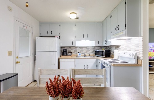 Tallahassee House | Peaceful 2 Bed, 1 Bath located in midtown, 5 miles from Stadium.