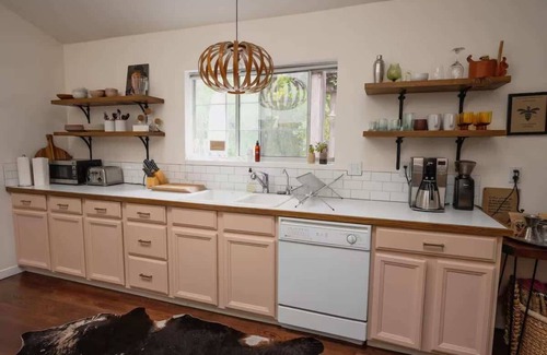 Sonoma Valley House | Peaceful 2BR 1.5BA Oasis, Seasonal Pool & Hot Tub