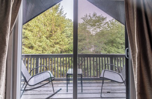 Long Pond Ski Chalet | Peaceful 3-Story Chalet by a Stream Nature Escape – Poconos