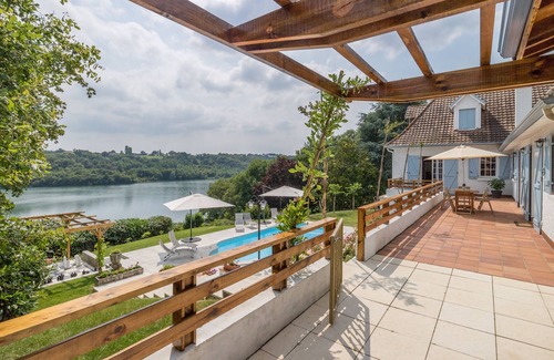 Doazon House | Peaceful 6 bedroom country lake house with spacious grounds, tennis court & pool