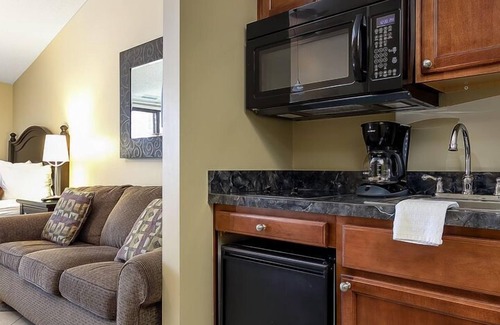 Acme Condo | 🏖️ Peaceful Bayview Studio @ The Shores | Deck + Beach Access + Champagne Welcome ➠ 5693