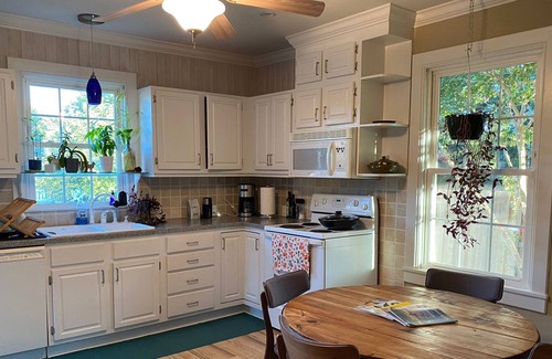 Greensboro House | Peaceful Bungalow Close to Everything!