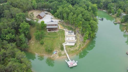 Sevierville House | Peaceful Cabin on Lake Sleeps 18 w outdoor kitchen