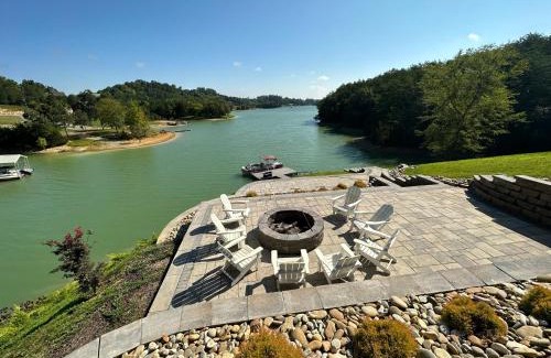 Sevierville House | Peaceful Cabin on Lake Sleeps 18 w outdoor kitchen