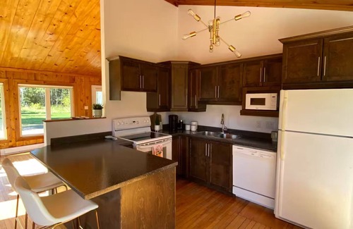 Moncton House | Peaceful cottage by a private lake