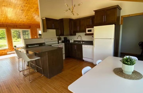 Moncton House | Peaceful cottage by a private lake