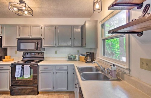 Avery Creek House | Peaceful Cottage in the Woods, Centrally Located!
