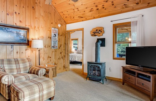 Presque Isle Cottage | Peaceful Cottage on Oxbow Lake with Trail Access, Firepit, and Kayak!