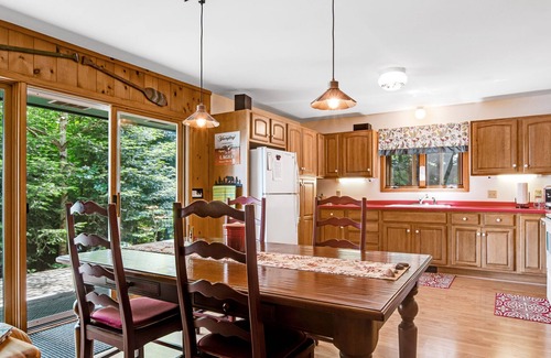 Presque Isle Cottage | Peaceful Cottage on Oxbow Lake with Trail Access, Firepit, and Kayak!