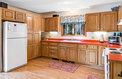 Presque Isle Cottage | Peaceful Cottage on Oxbow Lake with Trail Access, Firepit, and Kayak!