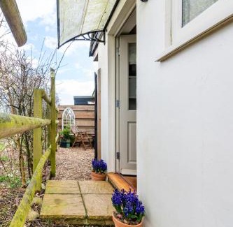 Beccles House | Peaceful country cottage in a rural location near Norfolk Broads 2 double bedroom