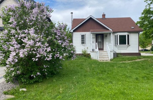 Lakeview House | Peaceful, cozy 4 bedroom house walking distance to the lake, 15 mins to Downtown