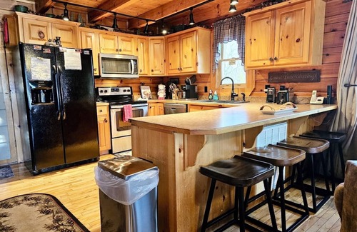 Sevierville Cabin | Peaceful&Cozy-Hot Tub-86” Smart TV-WiFi-Pool&Fishing Pond access-Dollywd 9 miles