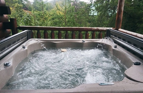 Sevierville Cabin | Peaceful&Cozy-Hot Tub-86” Smart TV-WiFi-Pool&Fishing Pond access-Dollywd 9 miles