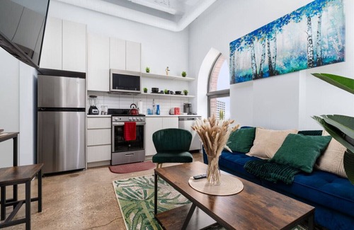 Uptown Apartment | Peaceful Cozy Loft | 13 mins DT | 4 mins Lake