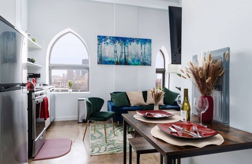 Uptown Apartment | Peaceful Cozy Loft | 13 mins DT | 4 mins Lake