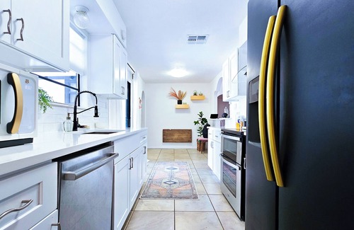 Flour Bluff House | Peaceful | Designer Rental | 2 Workstations | King