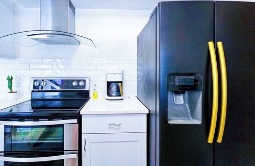 Flour Bluff House | Peaceful | Designer Rental | 2 Workstations | King