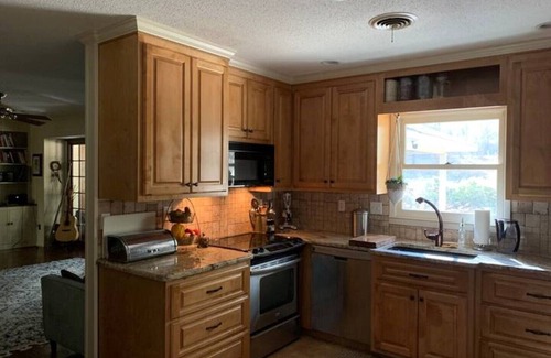 Oxford House | Peaceful Family Getaway just minutes from Square