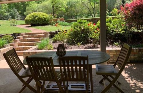 Oxford House | Peaceful Family Getaway just minutes from Square