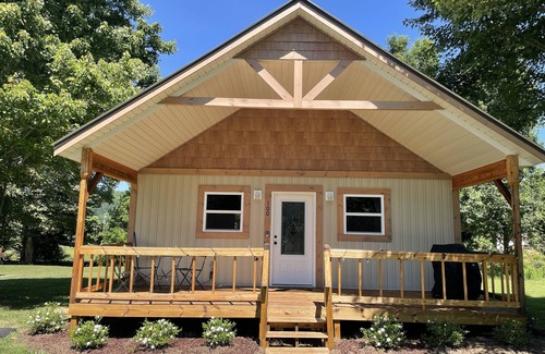 Andrews Cabin | Peaceful, fully-stocked creekside cabin nestled in the Blue Ridge Mountains