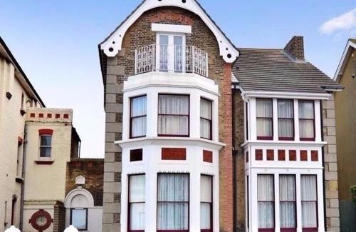 Margate House | Peaceful garden view double with ensuite in house opposite beach, with access to private garden and bike store