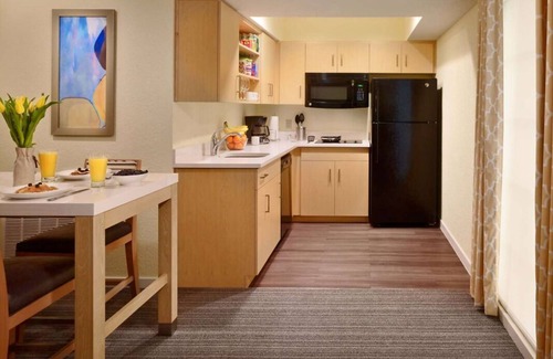 Sandy Springs Resort | Peaceful Getaway in Atlanta! Full Kitchen, Free Breakfast, Pet-friendly Property