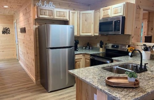 Bryson City Cabin | Peaceful/Hot Tub/Firepit/Minutes 2 Deep Creek & Town/Deck w/Rockers