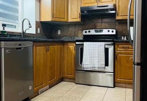 Southeast Edmonton House | Peaceful- King Beds- Attached Garage - Pet Friendly
