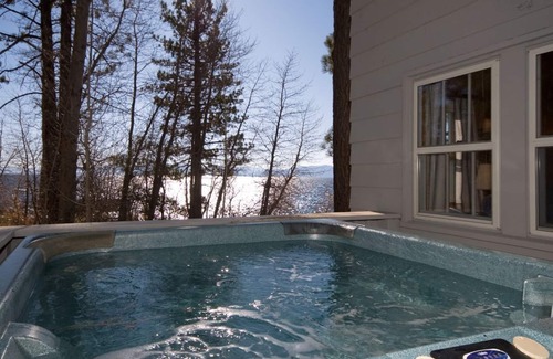Brockway House | Peaceful Lakefront Home with Gorgeous Lakeviews and Hottub