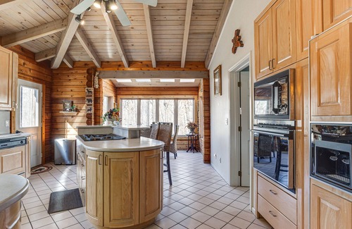 Buford Cabin | Peaceful Lawrenceville Cabin w/Hot Tub on 6 Acres