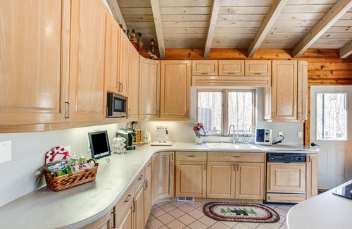 Buford Cabin | Peaceful Lawrenceville Cabin w/Hot Tub on 6 Acres