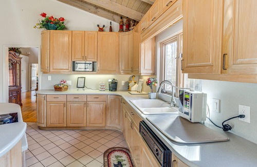 Buford Cabin | Peaceful Lawrenceville Cabin w/Hot Tub on 6 Acres