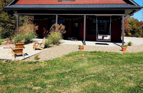 Easley House | Peaceful loft nested in Missouri's countryside BRAND NEW UNIT!