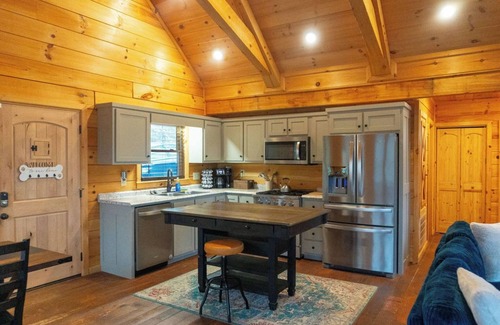 Blue Ridge Cabin | Peaceful Mountain Retreat- Sunrise Views, Pet-Friendly, Serene Escape-Private