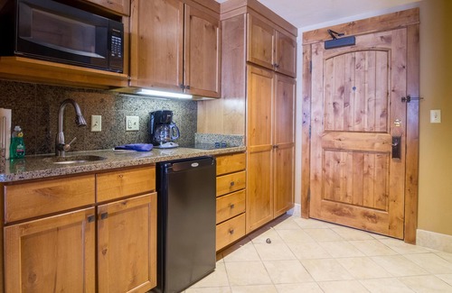 Tamarack Apartment | Peaceful Oasis Lodge King Studio Condo - Luxurious King Studio|Pet friendly|Fireplace