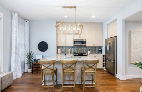 Cannonborough Elliotborough House | Peaceful Porch + Parking - 2 Blocks to King St!