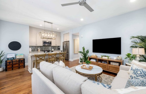 Cannonborough Elliotborough House | Peaceful Porch + Parking - 2 Blocks to King St!