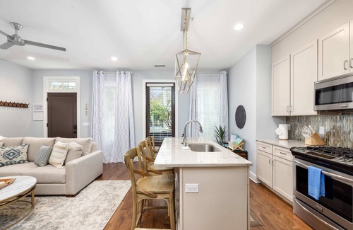 Cannonborough Elliotborough House | Peaceful Porch + Parking - 2 Blocks to King St!