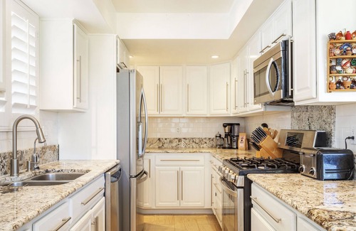 Twentynine Palms House | Peaceful Retreat w/ Chef's Kitchen*Pool*Fire Pit *Hot Tub