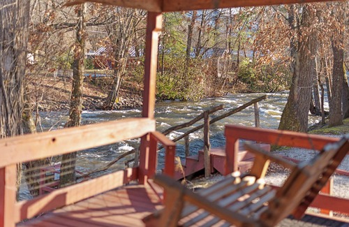 Cherokee RV Rental | Peaceful Smoky Mountain Haven: A Serene Cabin Experience in Nature's Lap