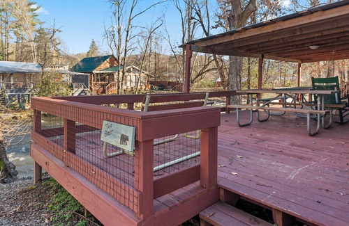 Cherokee RV Rental | Peaceful Smoky Mountain Haven: A Serene Cabin Experience in Nature's Lap