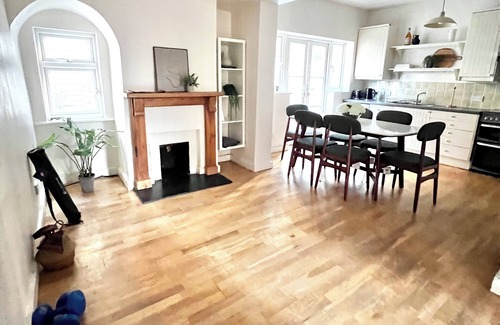 Sands End House | Peaceful & Spacious cottage in Fulham